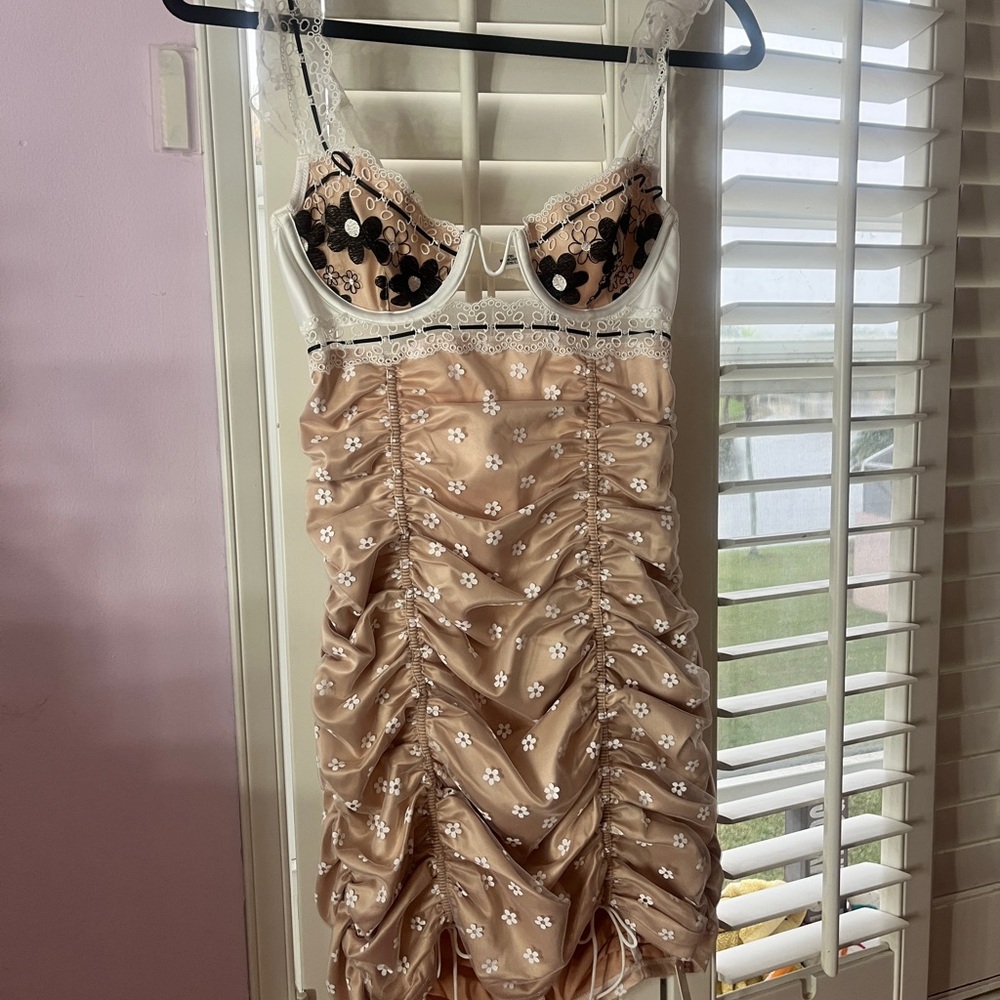 Chic Lace-Trimmed Dress in Black and Cream - Picture 4 of 6